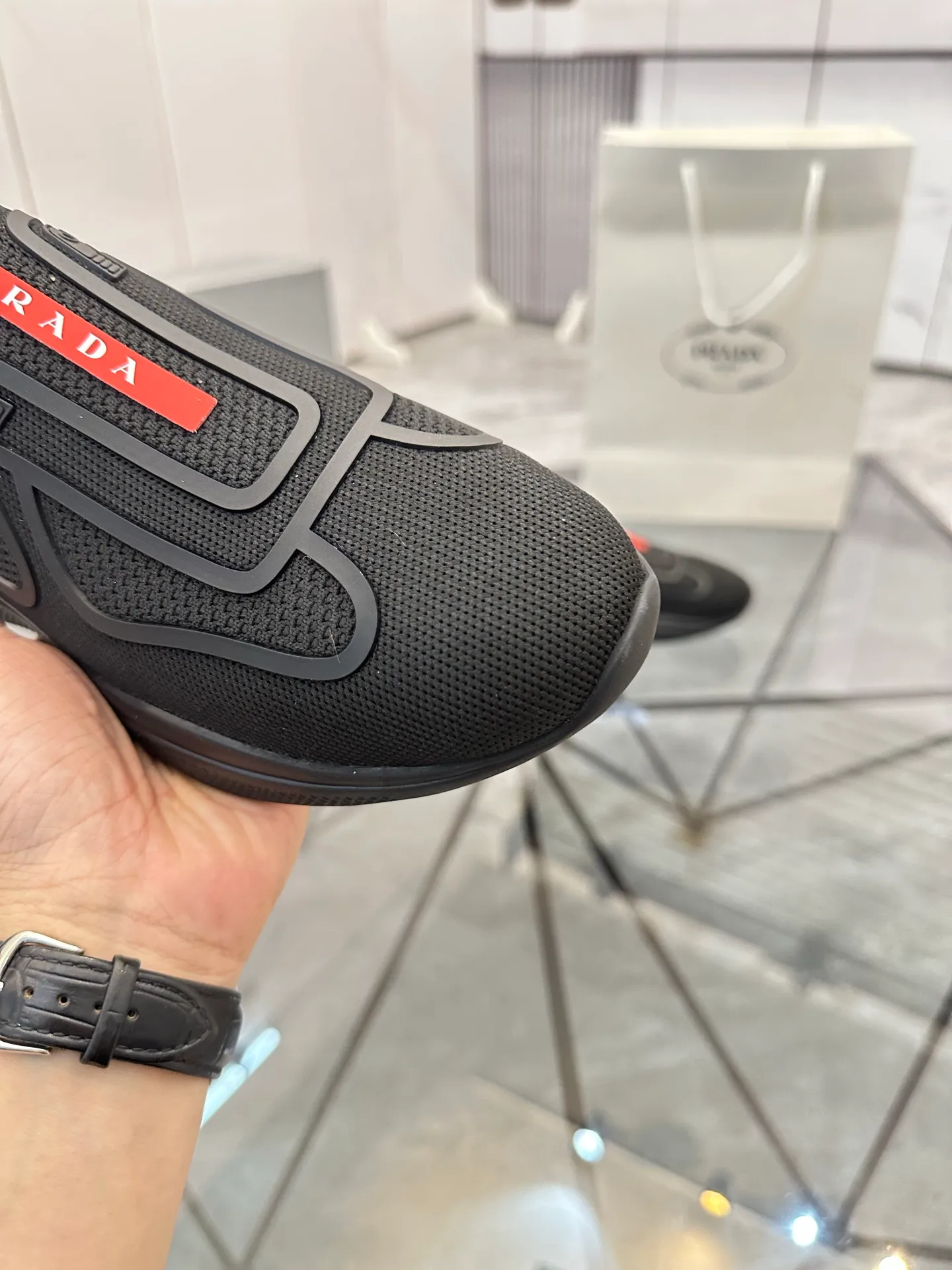 Men's shoes: 💰P460¥ High-end top quality Product trademark: Prada *"Prada*" low-top casual shoes Regular size: 38-45 (can be customized to 46) Product materials: imported original breathable fly knit upper, breathable lining, original outsole. No.: 001